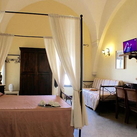 Palazzo Senape De Pace Bed & Breakfast กัลลีโปลี ภายนอก รูปภาพ