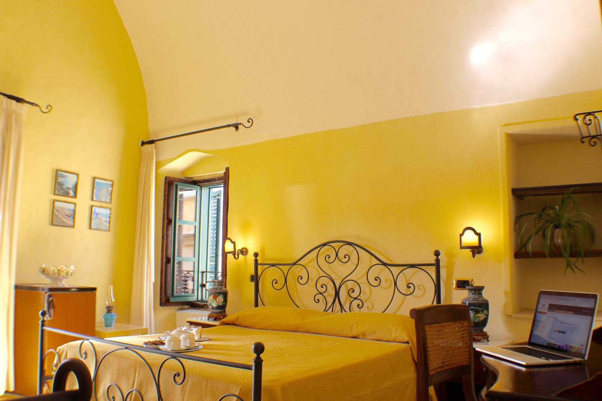 Palazzo Senape De Pace Bed & Breakfast กัลลีโปลี ภายนอก รูปภาพ