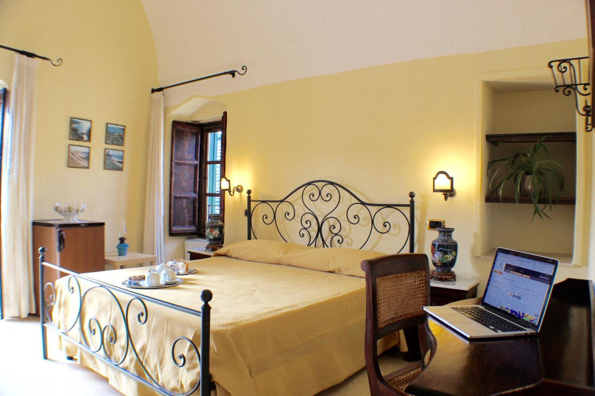 Palazzo Senape De Pace Bed & Breakfast กัลลีโปลี ภายนอก รูปภาพ